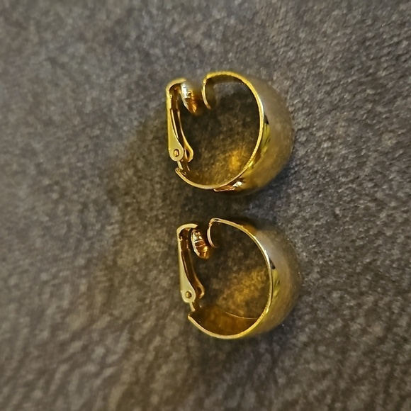 3/$30 VTG Goldtone Chunky Clip-on Hoop Earrings - Picture 3 of 8